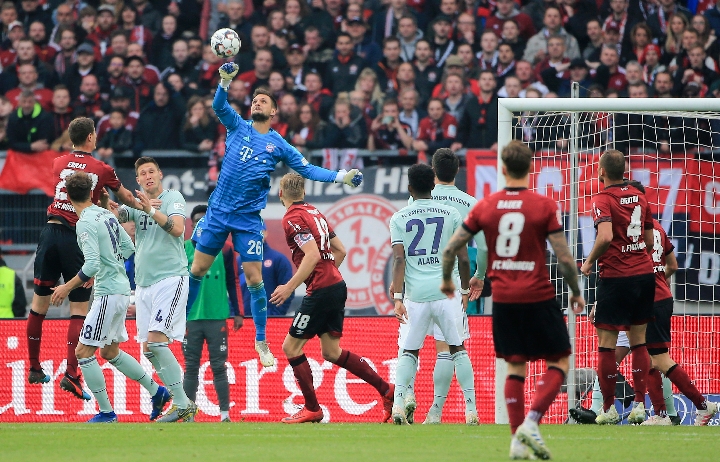 中超比赛亮点：上海海港2-1战胜山东泰山,（中超焦点战：上海海港2比1击败山东泰山）