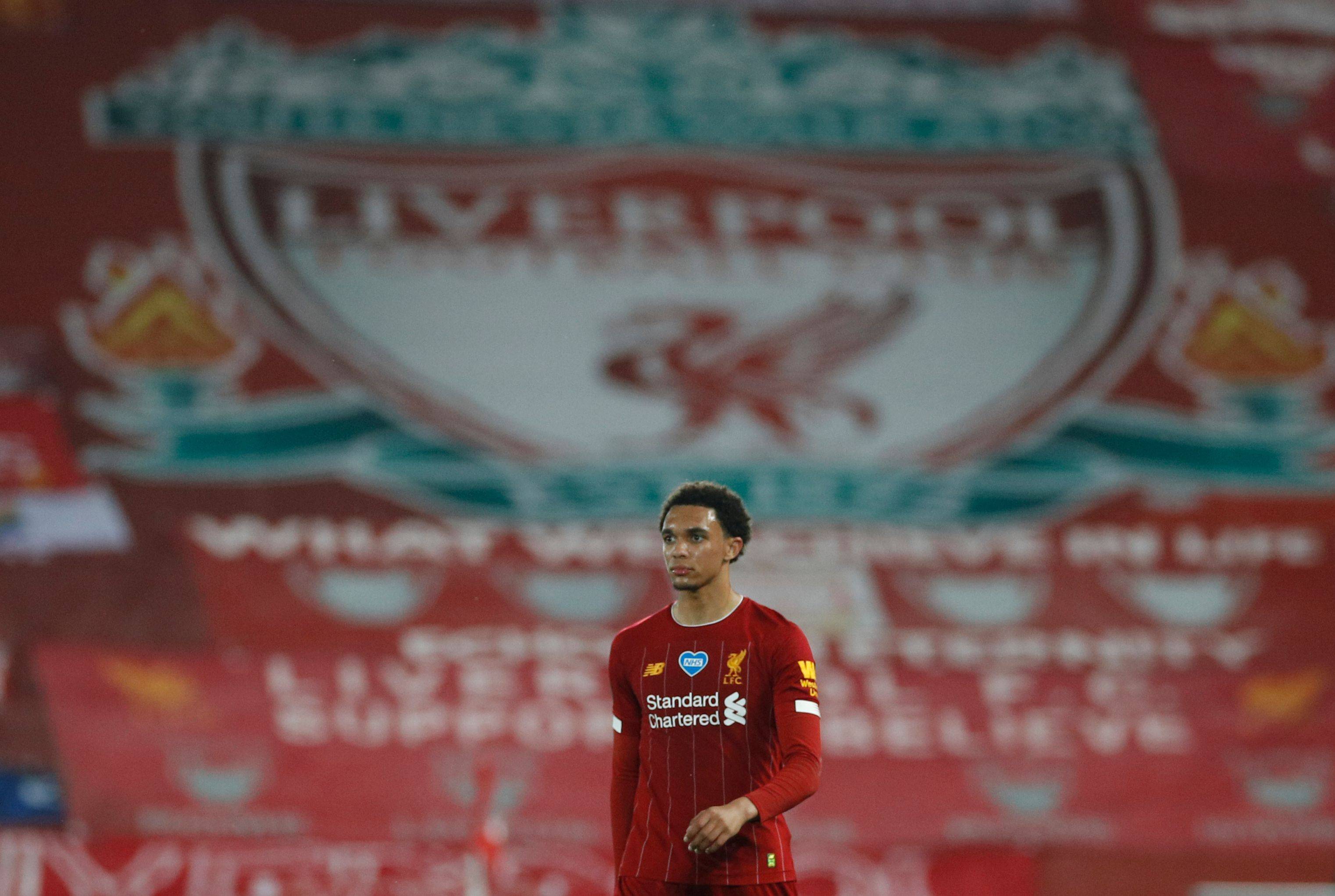 足球国足忙碌备战，训练场加练至夜晚