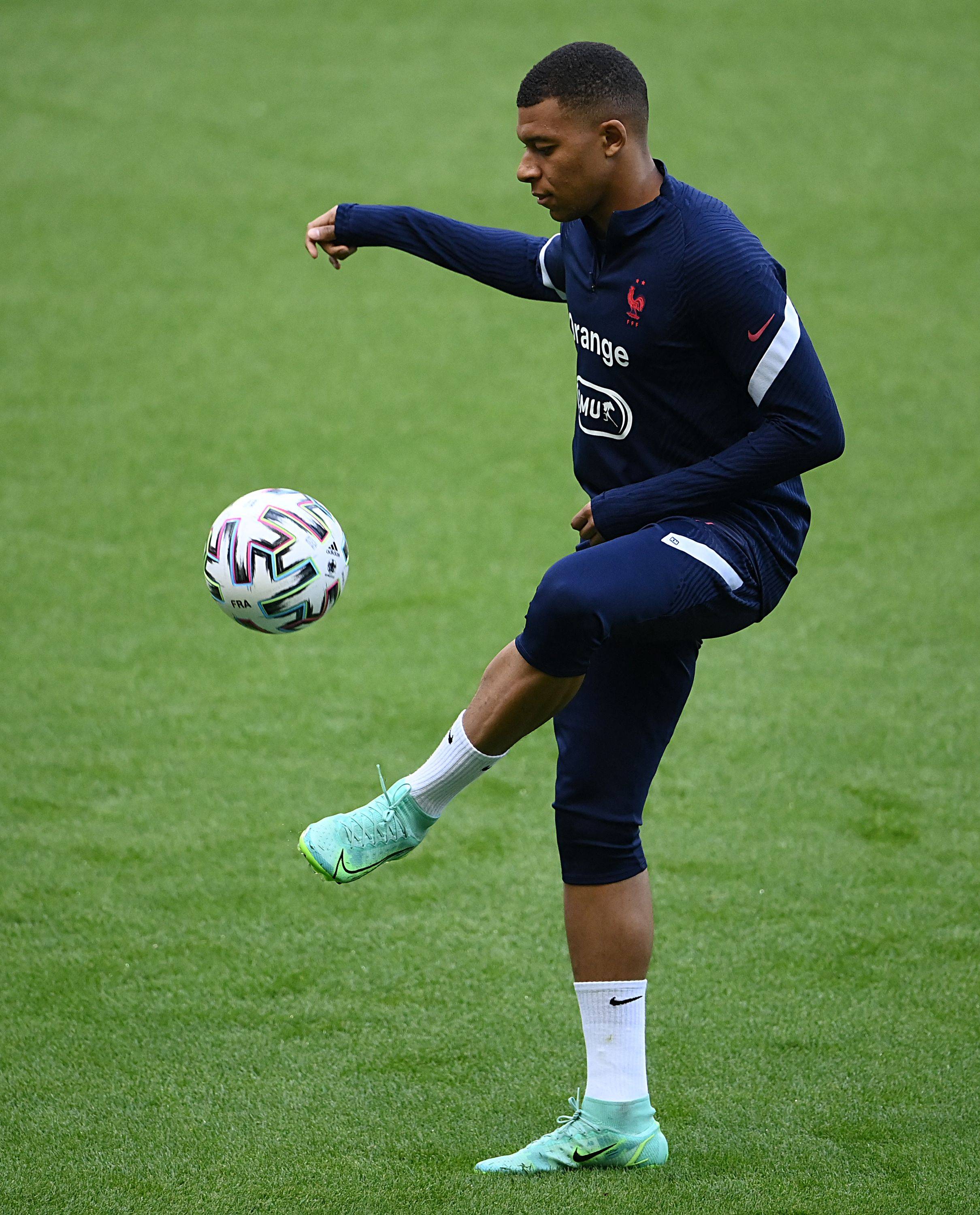 记者：德弗里希望获得更多出场机会，他不想错过26世界杯（记者：德弗里渴望增加出场时间，不愿错过2026年世界杯）