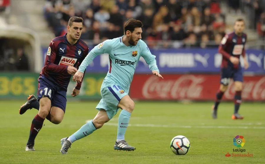 西甲前瞻：巴萨盼取胜继续争夺榜首，阿拉维斯能否制造麻烦？（西甲前瞻：巴萨力争三分继续冲击榜首，阿拉维斯能否搅局？）