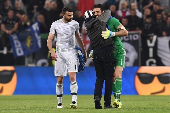 德天空：拜仁无意放走基亚拉，新合同正在筹备中（德国天空体育：拜仁不考虑放走基亚拉，续约已在推进）