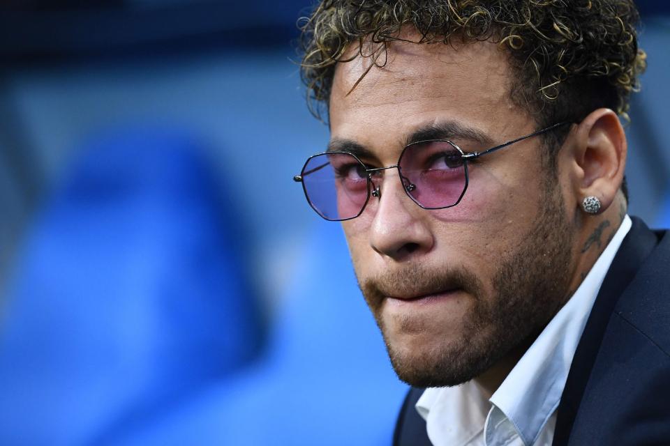 表达崇高敬意，重庆铜梁龙向李章洙赠送冲超纪念球衣